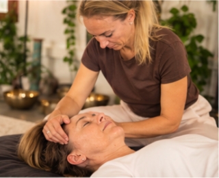 Natacha accompagne une cliente lors d'une séance